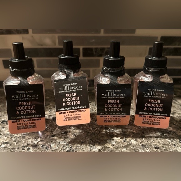 4 X Bath & Body Works Fresh Coconut & Cotton Wallflower Refills Price is firm - Picture 1 of 2